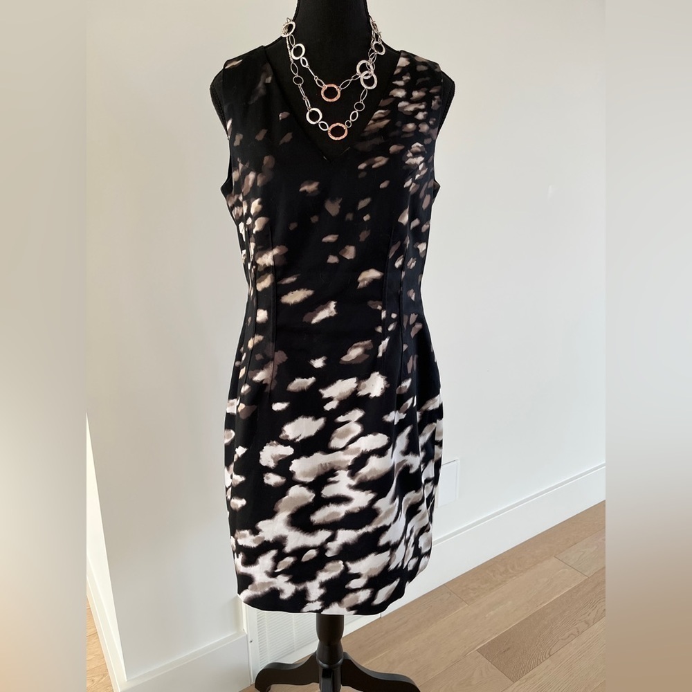 TAHARI Black Lined Sleeveless Fitted V Neck Dress with Abstract Pattern Office